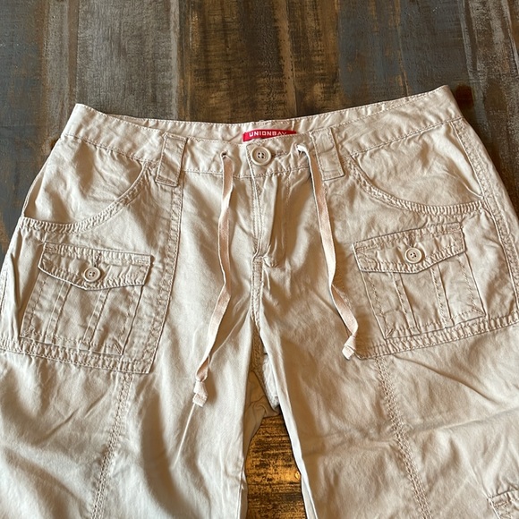 Juniors Unionbay Khaki Cargo Capris - Picture 2 of 12